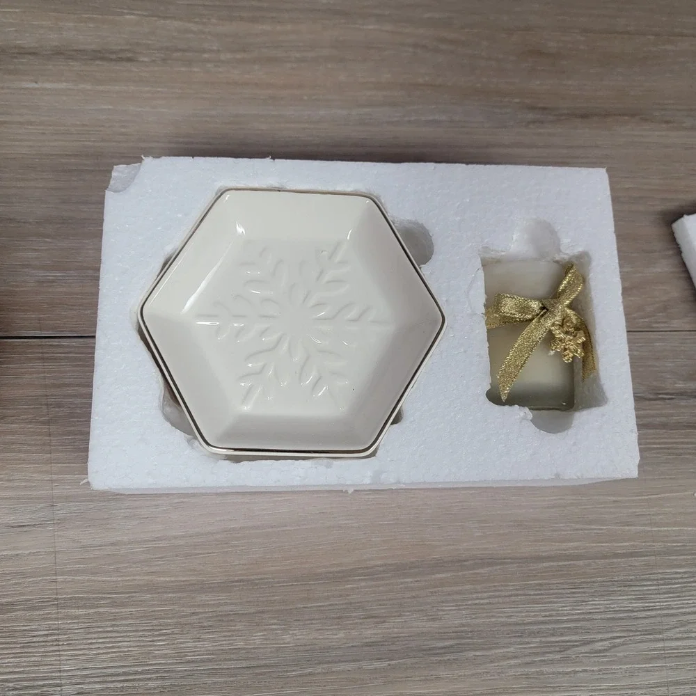Avon Snowflake Bath Gift Set Vintage 2005 Trinket Dish and Votive Candle New Box